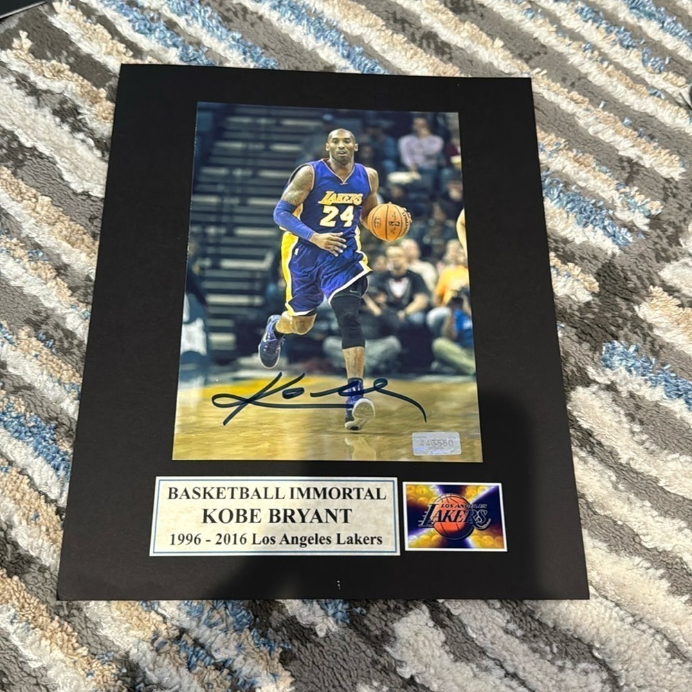 Kobe Bryant Los Angeles Lakers signed photo